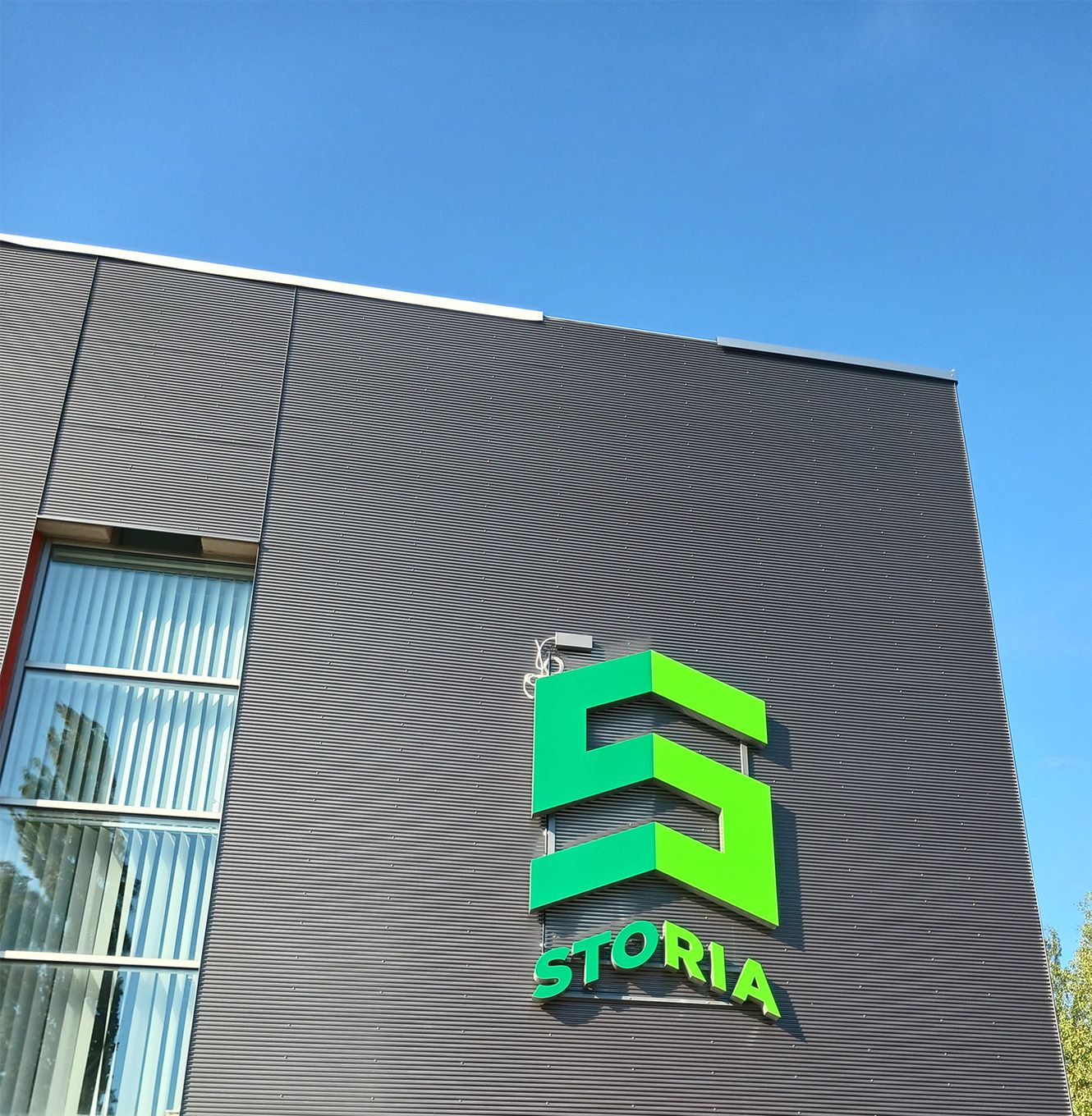 Storian logo varaston pääsisäänkäynnillä